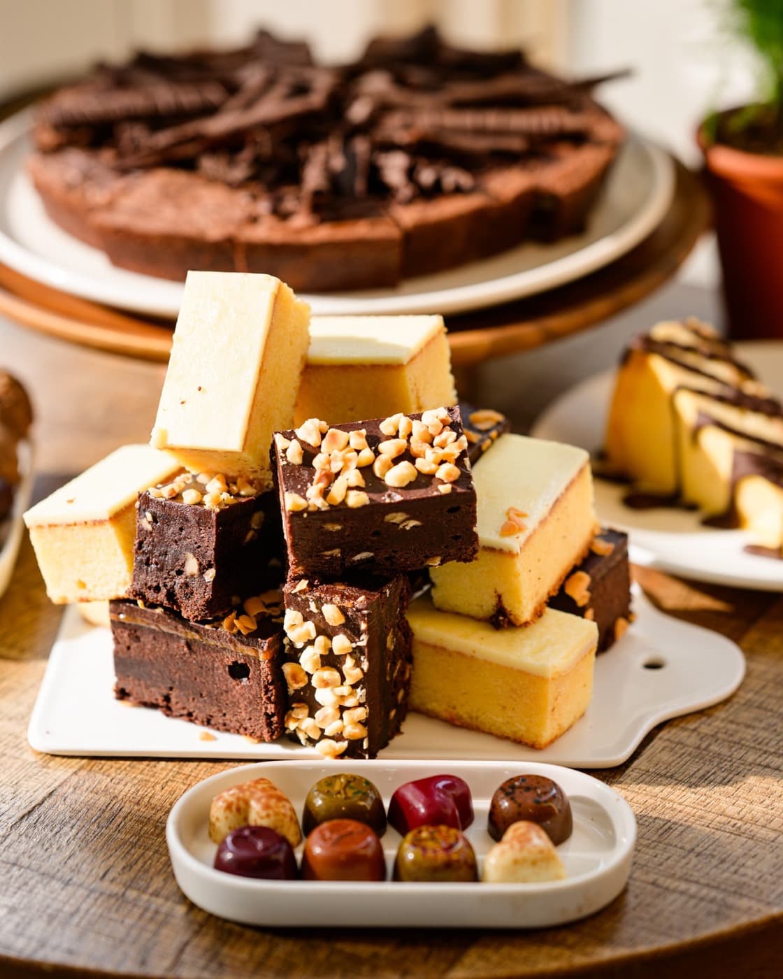 Gedekte tafel met chocolade lekkernijen